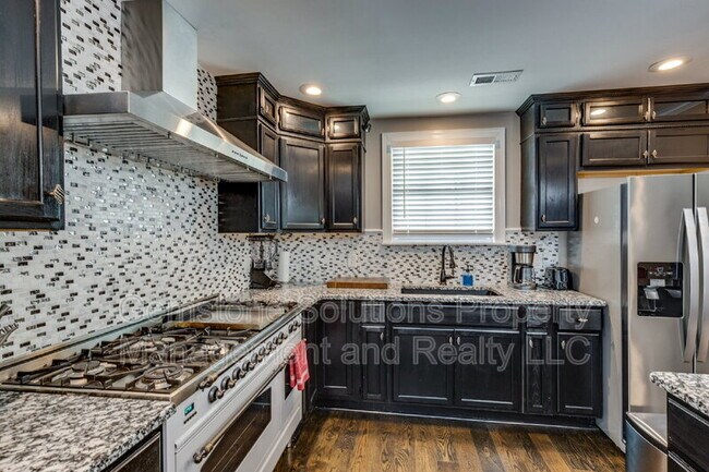 Building Photo - 1406 Lillian St