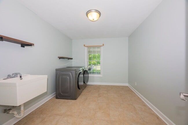 Building Photo - 237 Riverbend Rd