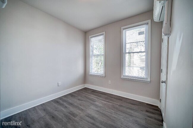 Building Photo - 1 br, 1 bath Townhome - 655 E Wishart St