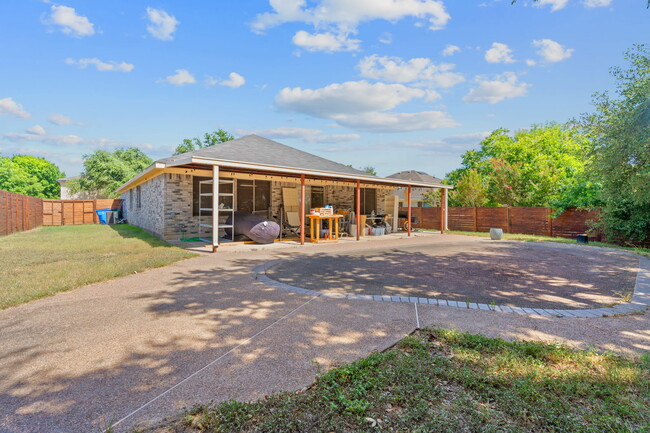 Building Photo - 408 Honeysuckle Ln