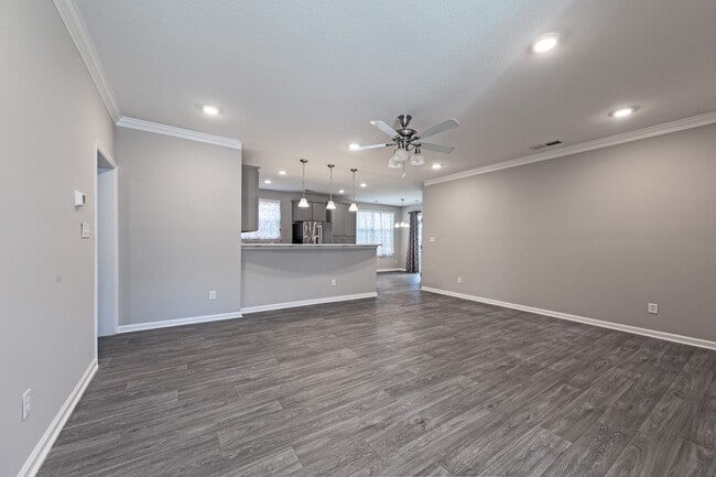 Building Photo - Like New one level living