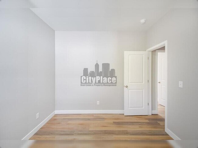 Building Photo - 2801 E Riverside Dr