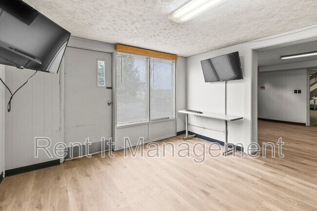 Building Photo - 3701 Saratoga St