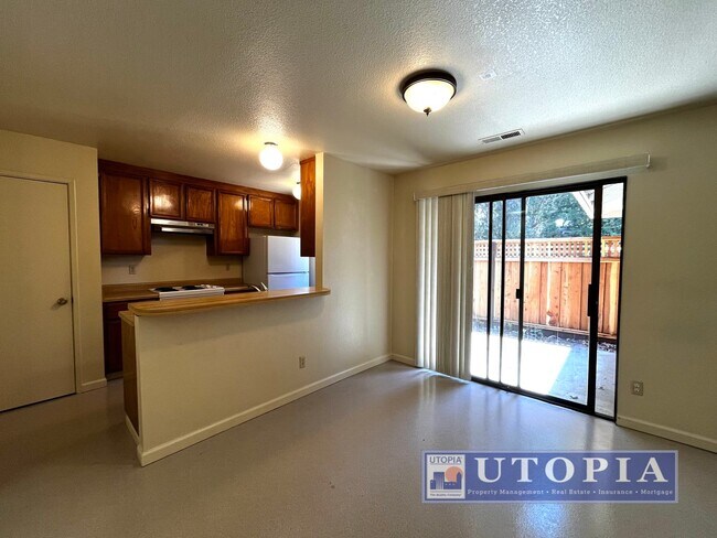 Building Photo - Charming 3 Bedroom, 2-bathroom Townhouse v...