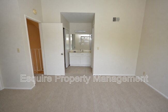 Building Photo - 564 Rosewood Ave