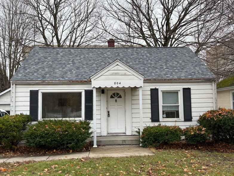 Primary Photo - 804 College Ave