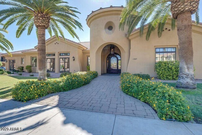 Building Photo - 1367 S Country Club Dr