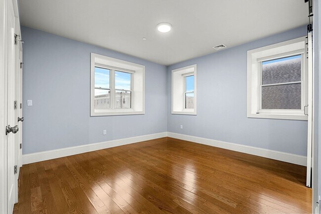 Building Photo - 34 Dix St