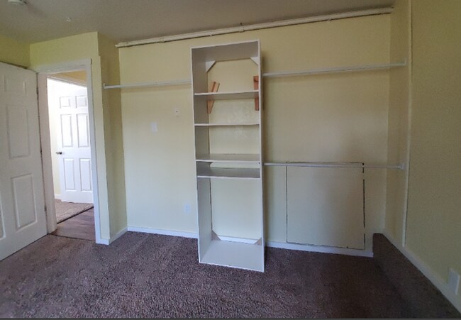 Building Photo - 6 bedroom, 2 bath home in Roosevelt Neighborhood!