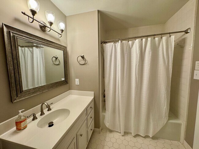 Building Photo - Fully Furnished 2 BR Townhouse in Chapel Hill – Utilities Included!