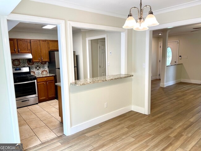 Building Photo - 696 Redland Dr