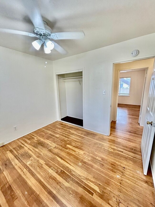 Building Photo - Bright & Airy 2 Bed / 1 Bath Apartment in Point Loma!