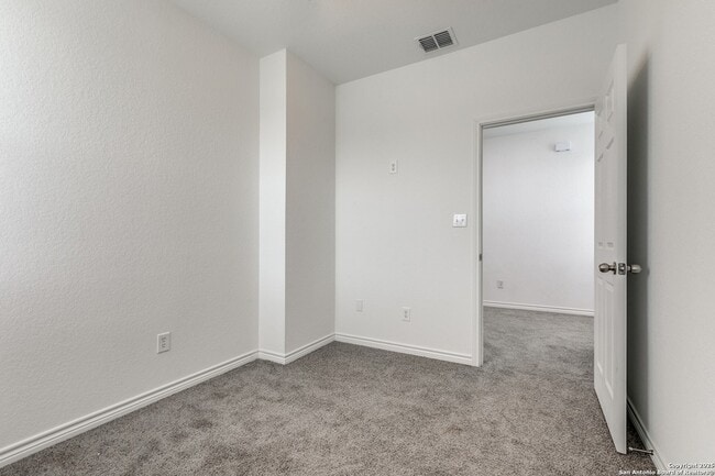 Building Photo - 1835 W Poplar St