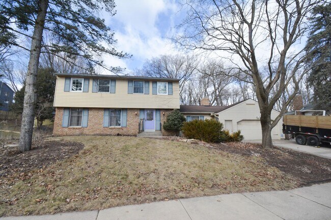 Building Photo - Unique, Conveniently Located, 4 bed 2.5 bath Home For Rent!