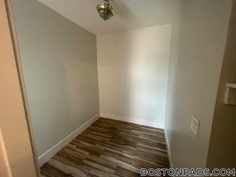 Building Photo - 12 Glenville Ave