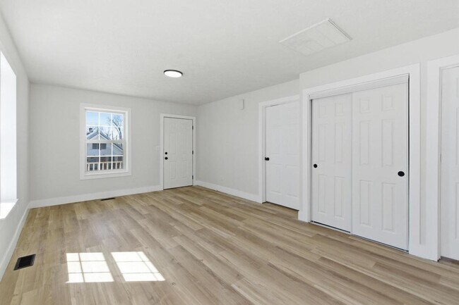 Building Photo - 144 N Quentin Ave