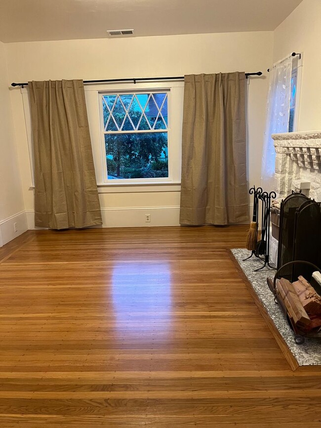 Building Photo - Beautiful Centrally Located Rockridge Craftsman!