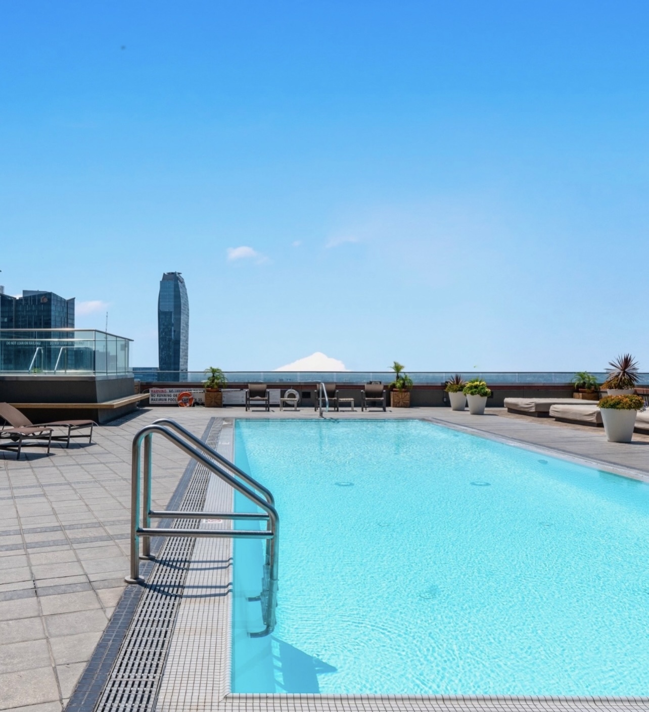 View of Downtown Sky Line & Hollywood Sign From Pool - 1100 Wilshire Blvd