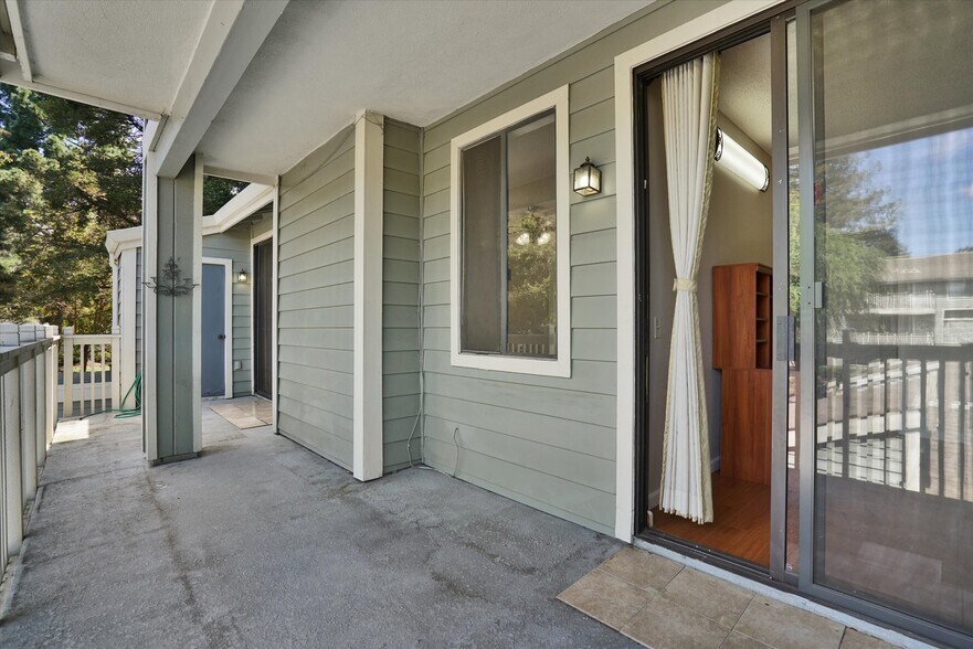 Building Photo - 3402 Pinewood Terrace