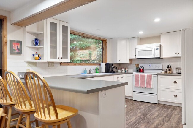 Building Photo - 901 Center St NE