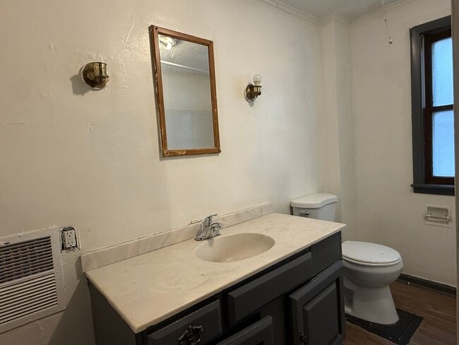 Building Photo - NICE 3 BEDROOMS WITH FULL BATH MOVE-IN READY!