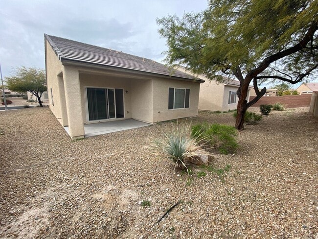 Building Photo - Beautiful 55+ 3 bed/2 bath home located in Aliante