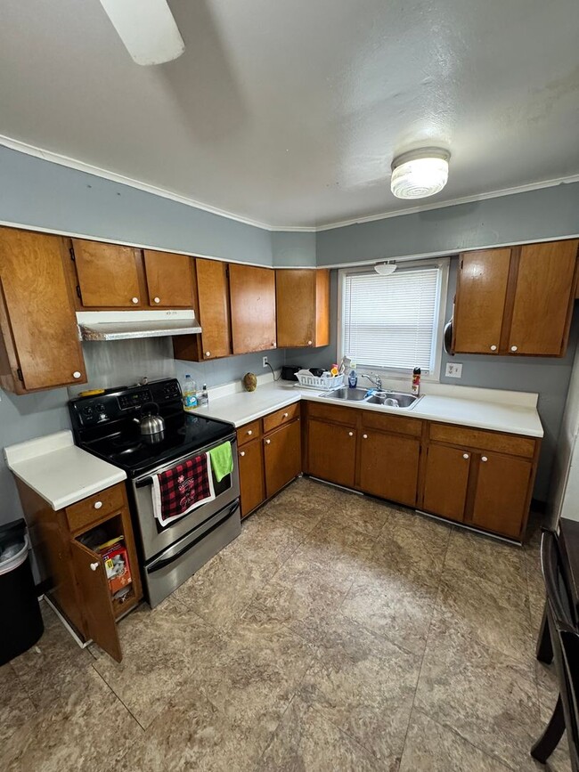 Building Photo - Cozy 3 bed 1 bath w Central HVAC