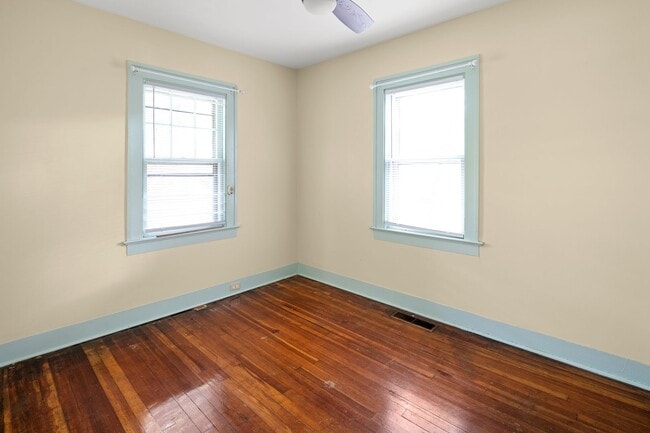 Building Photo - Cute Downtown Bungalow