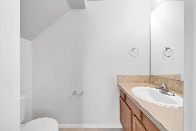 Building Photo - 2 bedroom 1.5 bath Condo! Washer and Dryer in unit!!