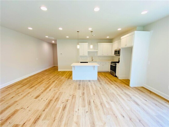 Building Photo - 1101 N Village Dr