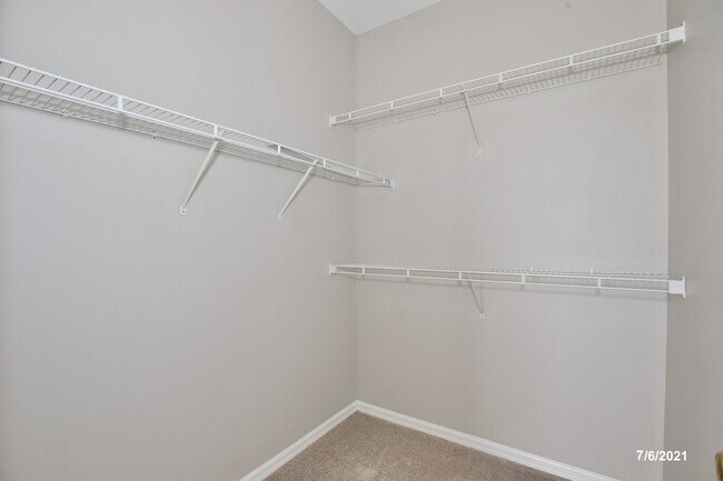 Building Photo - Gorgeous 4/2.5 Home with a 2 Car Garage Lo...