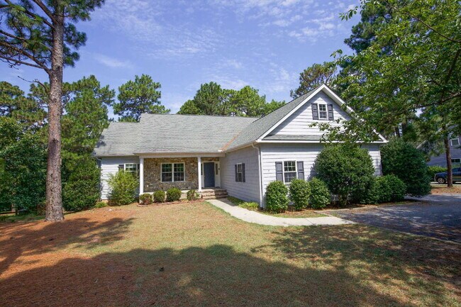 Building Photo - "Spacious 3-Bedroom Retreat with 3200 Sq Ft of Comfort in Seven Lakes!"