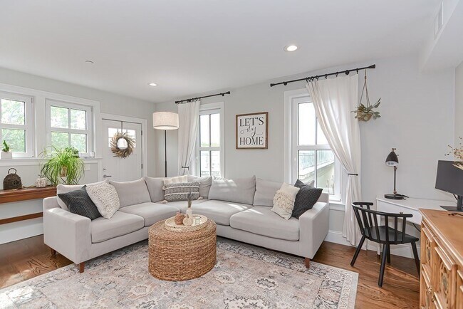 Building Photo - 52R River St