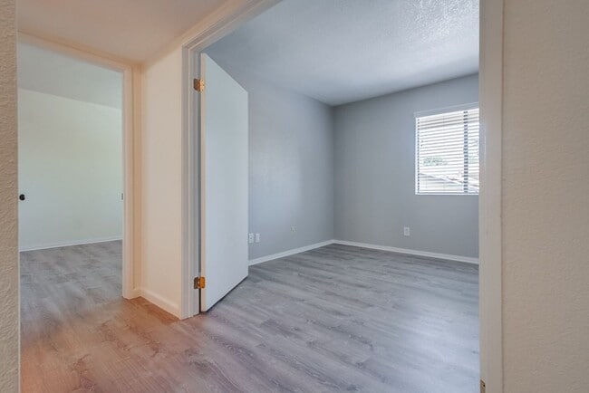 Building Photo - Downtown Vista Townhome, Available Now!