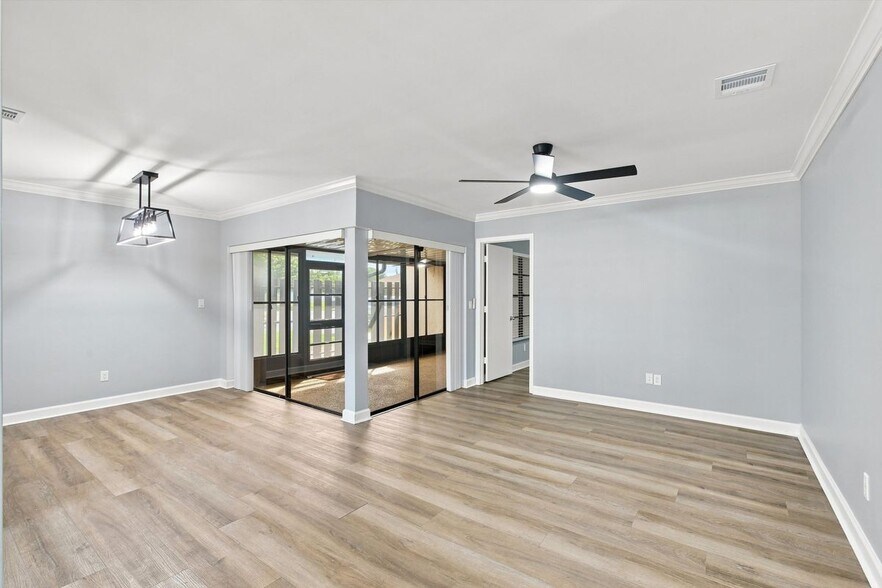 Building Photo - 646 SE 12th Ct
