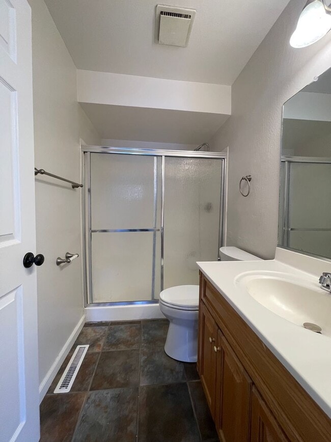 Building Photo - Beautiful Updated 3 Bedroom, 2 1/2 Bath Condo