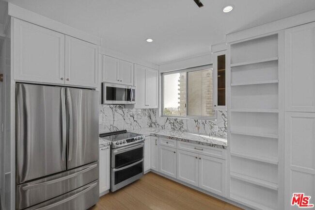 Building Photo - 100 S Doheny Dr