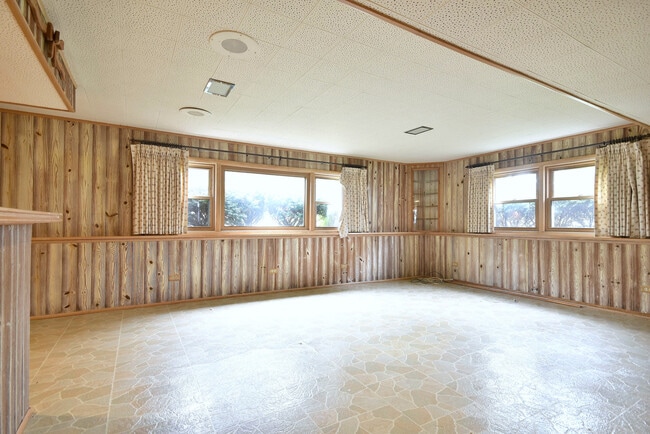 Building Photo - 8006 W Courtland Ave