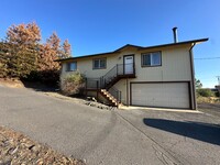 Building Photo - Charming 3 Bedroom 2 Bathroom in Copperopo...