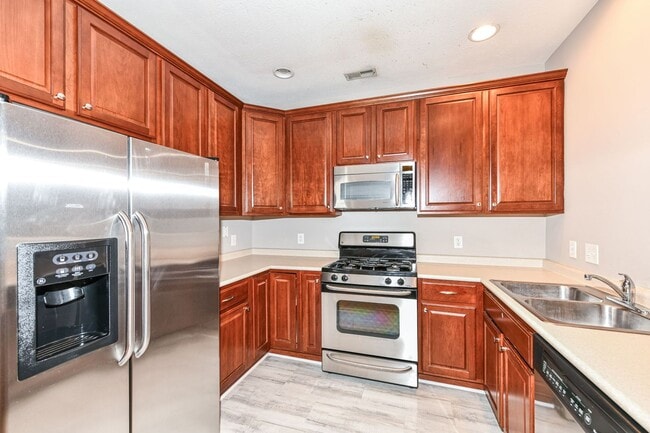 Building Photo - 2 Bed 2 Bath Townhome in Broad Ripple! Nature Trails!