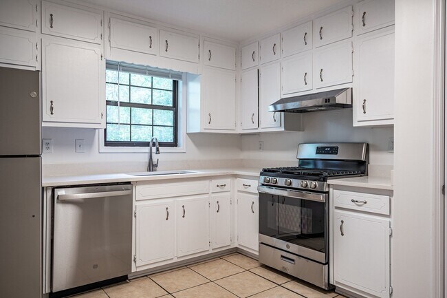 Building Photo - Stunningly renovated 4 bedroom 3 bathroom ...