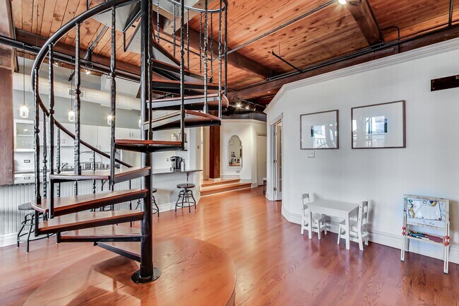 Building Photo - 913 W Van Buren St