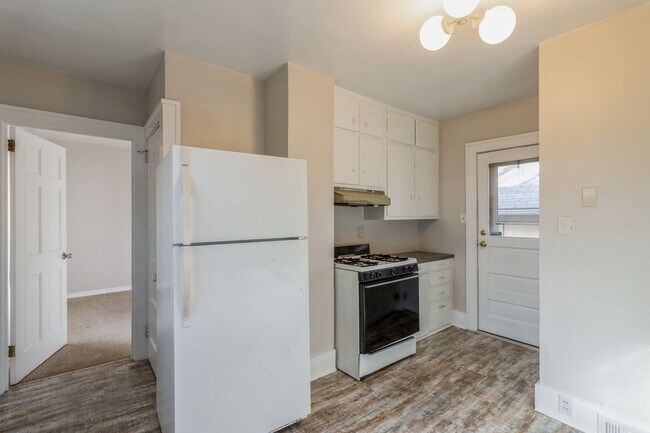 Building Photo - CLOSE TO BEAVERDALE!! 2 Bed, 1 Bath Home in Des Moines