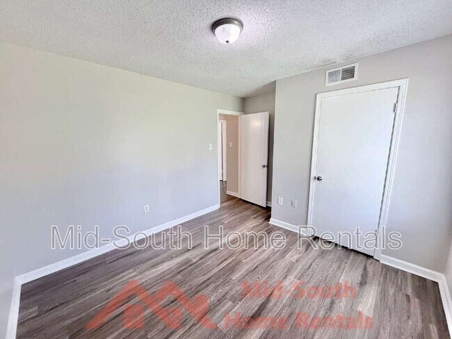 Building Photo - 4900 Walden Glen St