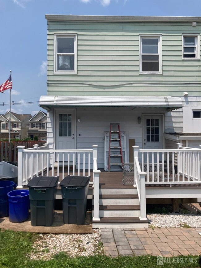 Building Photo - 142 Longfellow St