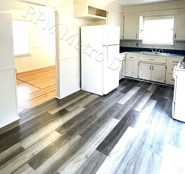 Building Photo - 32851 Linderman Ave