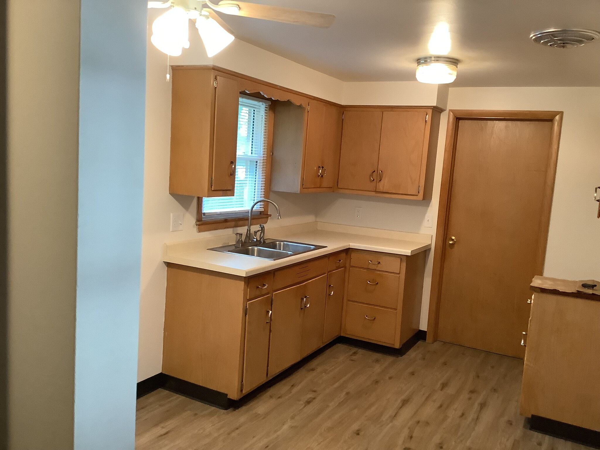 Kitchen - 835 Neufeld St