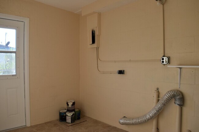Primary Photo - Reduced price! Great Neighborhood!