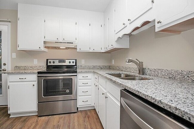 Building Photo - Updated 2BD/1.5BA Hickory Townhome