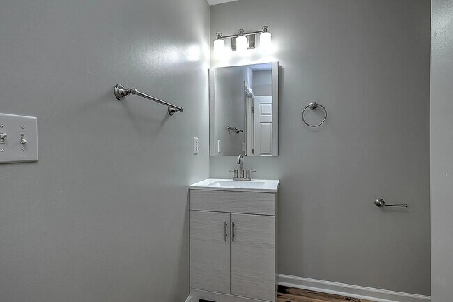 Building Photo - Charming Renovated 2 bedroom/ 3 bath Townhome Near Bristol Country Club – Prime Location!